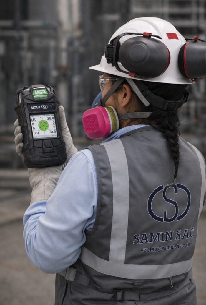 Técnica SAMIN realizando monitoreo con detector de gases