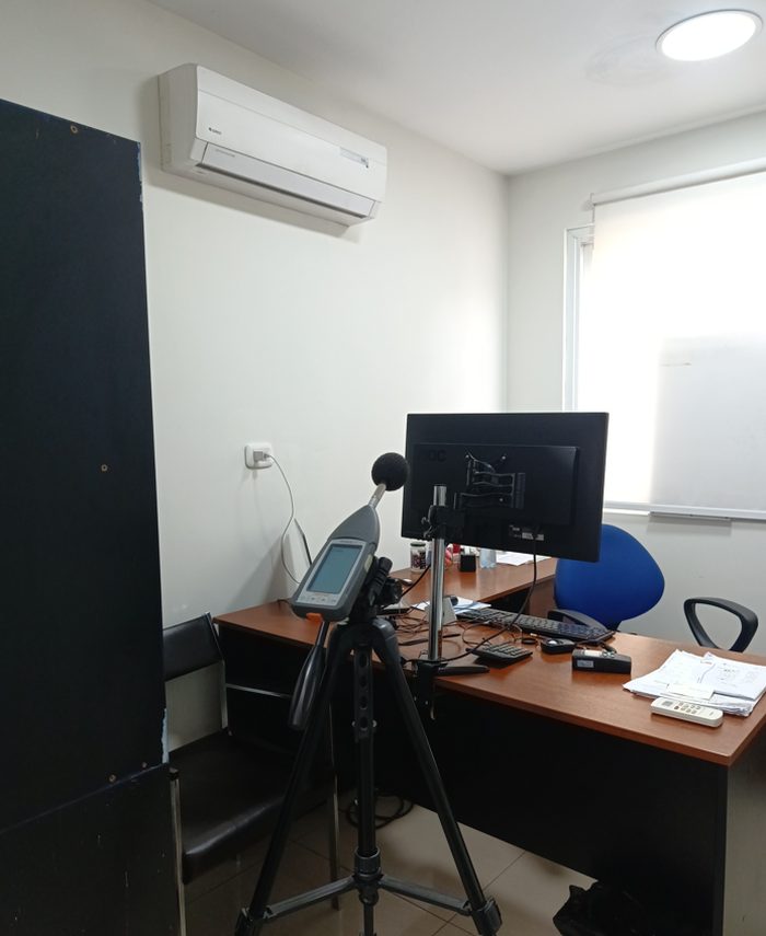 Oficina técnica SAMIN con equipo de sonometría